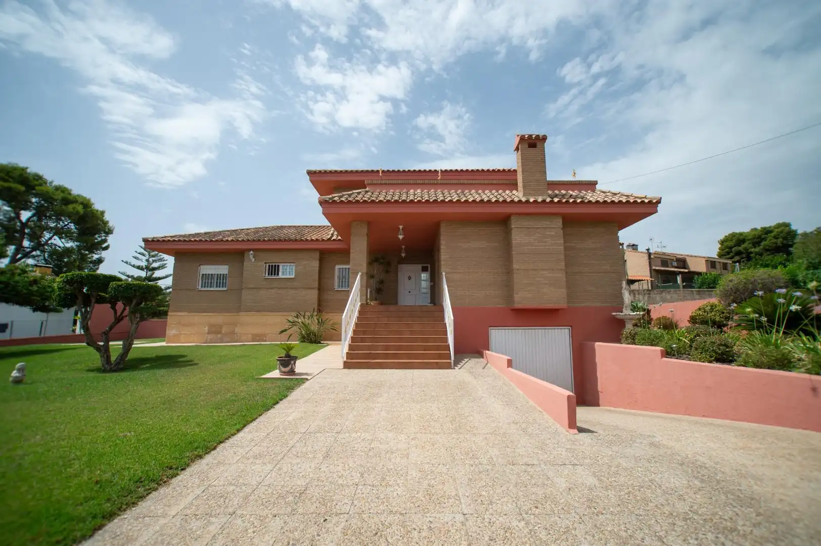 Vista exterior de Casa o xalet en venda en Chiva amb Aire condicionat, Calefacció i Terrassa