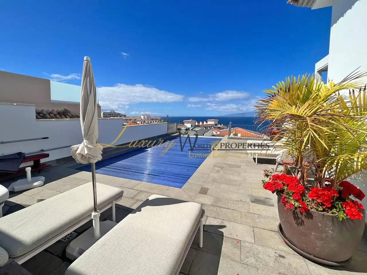 Vista exterior de Casa o xalet en venda en Santiago del Teide amb Aire condicionat, Terrassa i Piscina