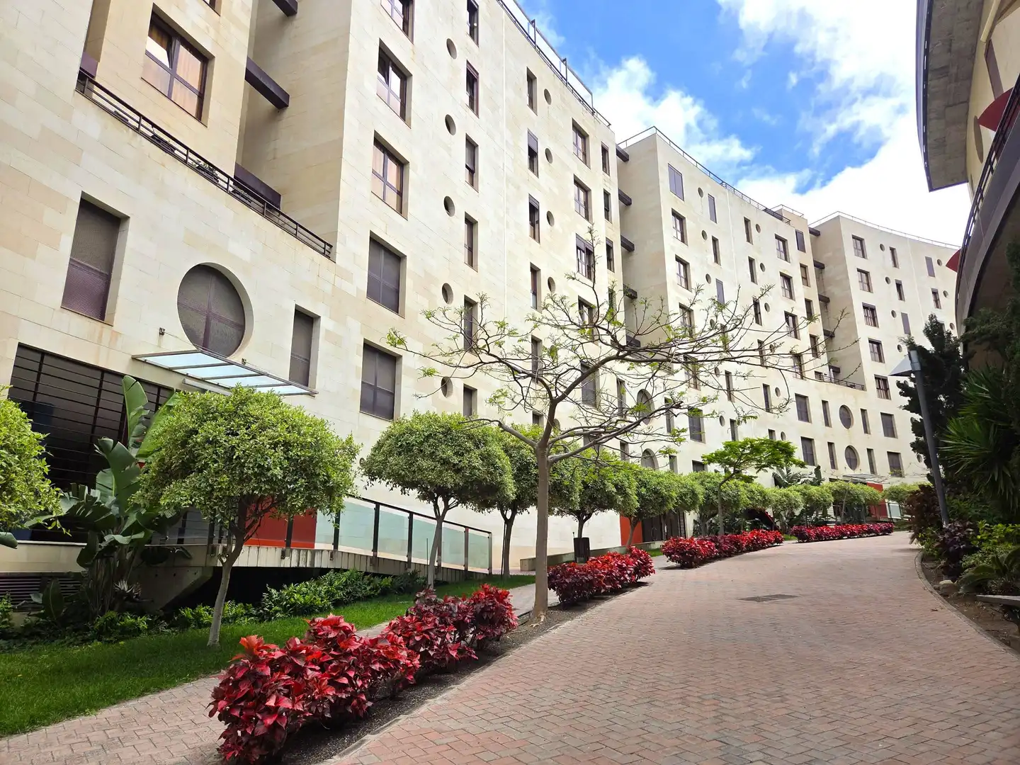 Außenansicht von Wohnung zur Miete in Las Palmas de Gran Canaria mit Privatgarten, Abstellraum und Möbliert