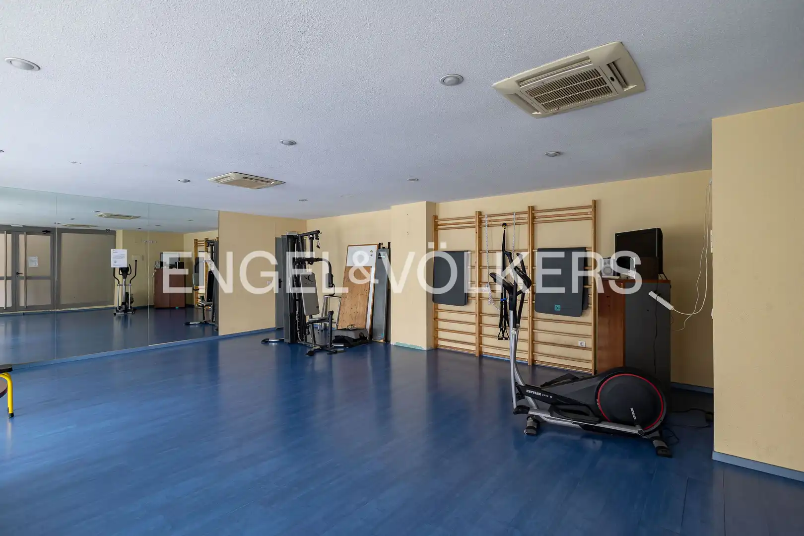 Flat for sale in Madrid  with Air Conditioner, Heating and Private garden