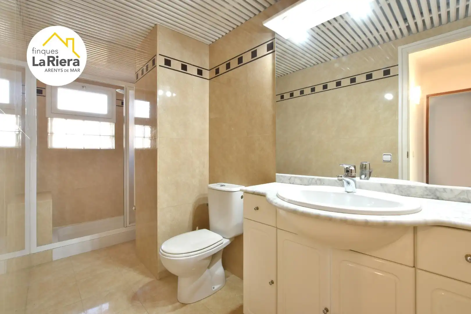 Badezimmer von Wohnung zum Verkauf in Arenys de Mar mit Klimaanlage, Heizung und Terrasse