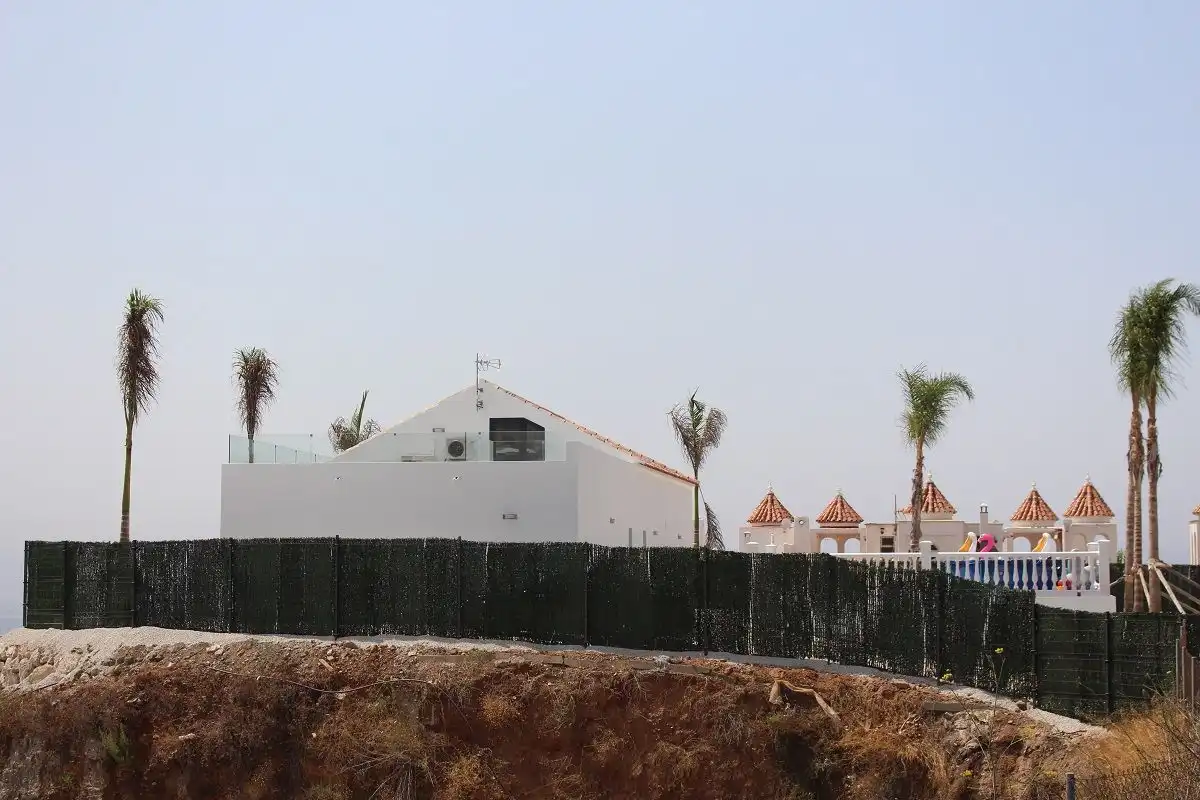 Vista exterior de Casa o xalet de lloguer en Nerja amb Aire condicionat, Jardí privat i Traster