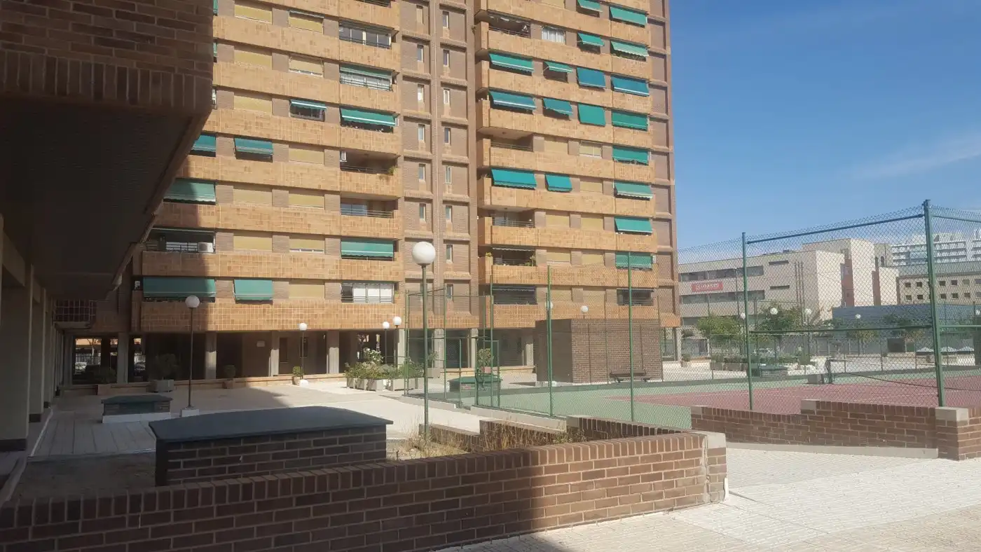 Außenansicht von Wohnung zur Miete in Zaragoza mit Klimaanlage, Heizung und Privatgarten