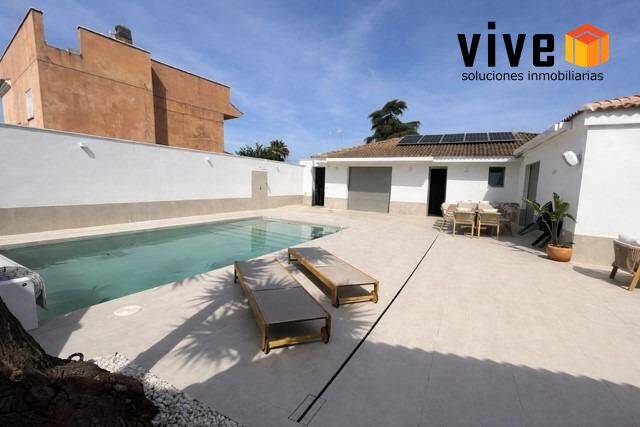 Casa-chalet en Venta en Calle AMAPOLAS en Palomares del Río