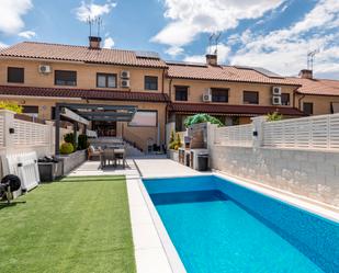 Piscina de Casa o xalet en venda en Navalcarnero amb Aire condicionat, Piscina i Balcó