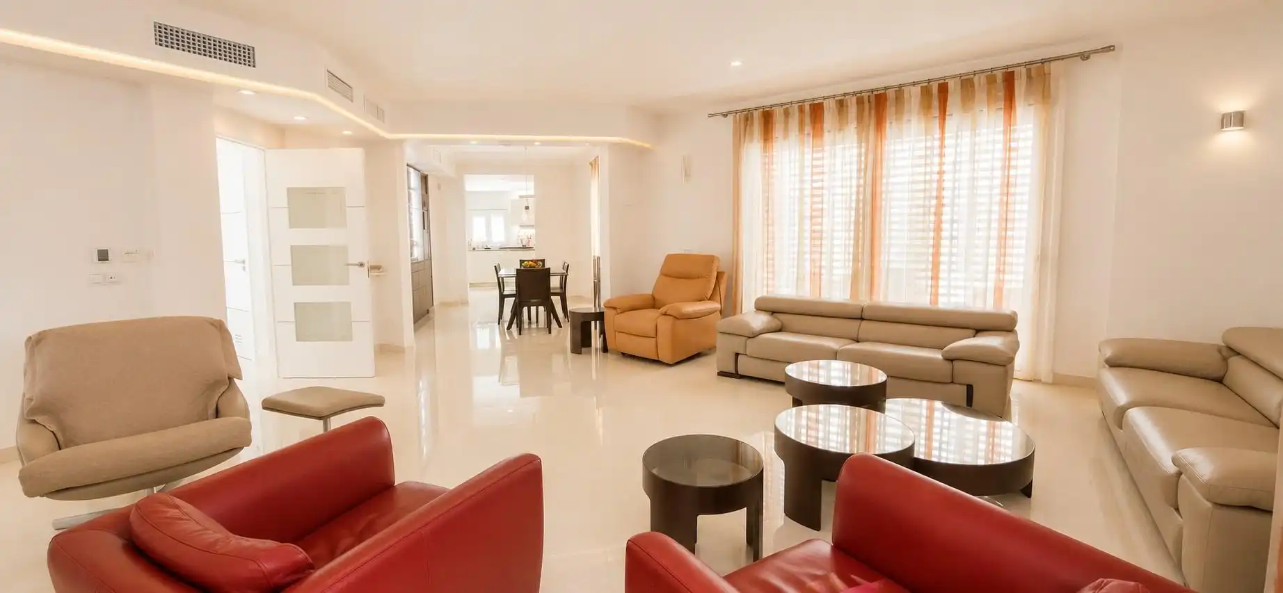 Sala d'estar de Casa o xalet en venda en Marbella amb Aire condicionat, Calefacció i Jardí privat
