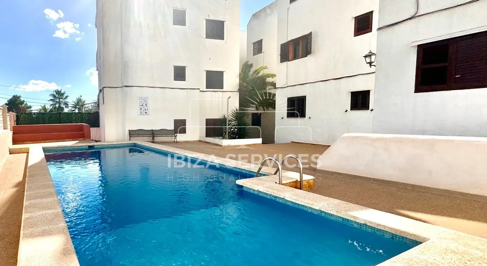 Vista exterior de Pis en venda en Santa Eulària des Riu amb Piscina
