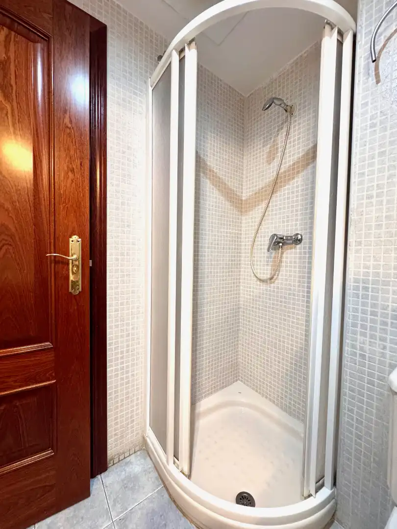 Badezimmer von Wohnungen zur Miete in Cáceres mit Klimaanlage, Heizung und Parkett