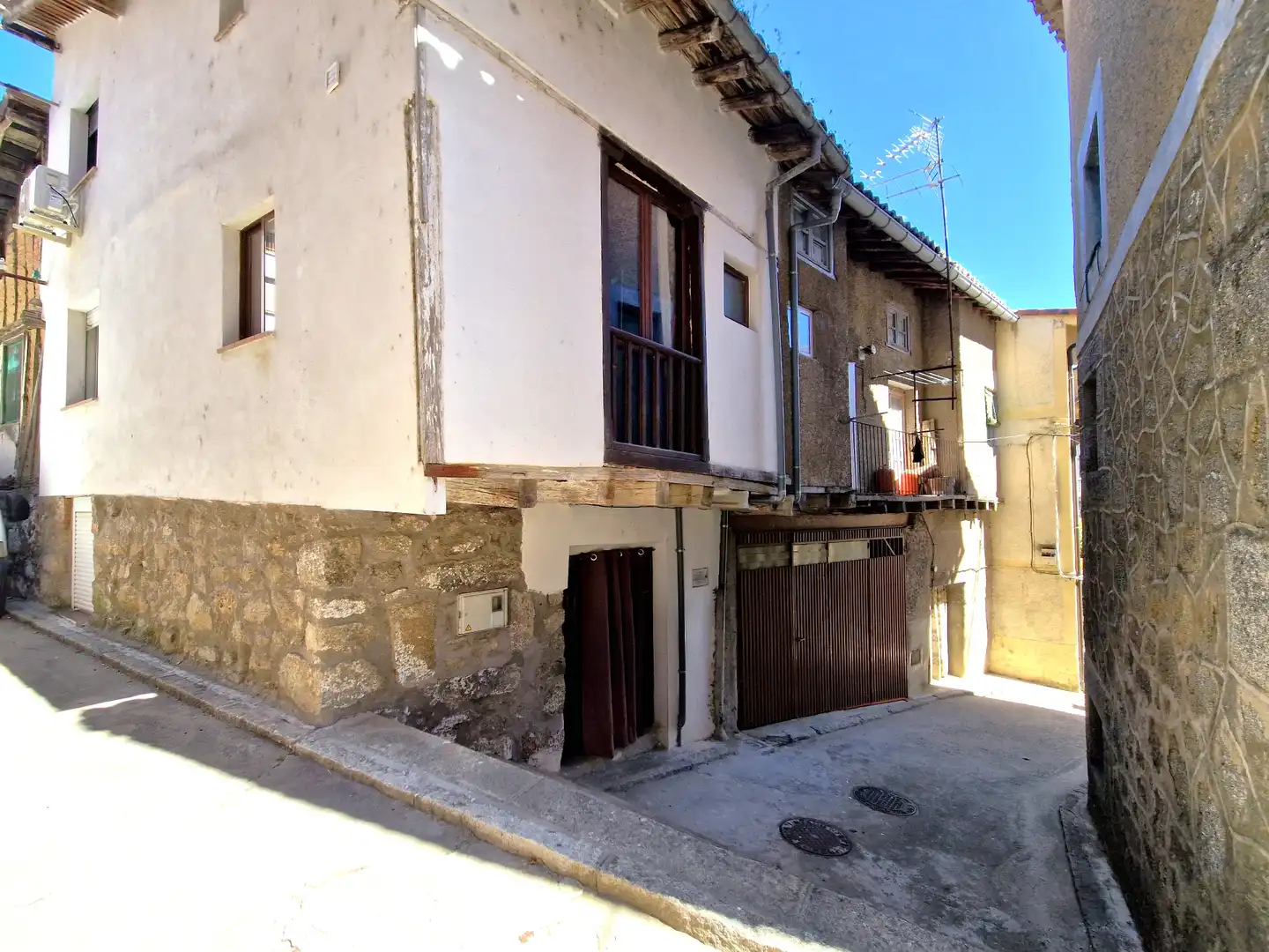 Vista exterior de Finca rústica en venda en El Hornillo  amb Aire condicionat, Calefacció i Moblat