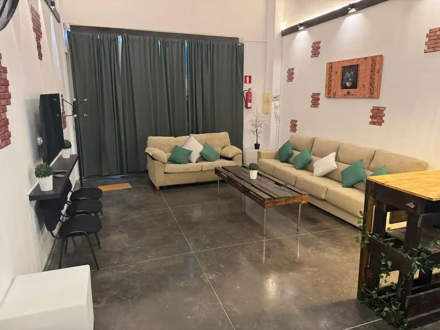 Sala d'estar de Loft de lloguer en Bollullos de la Mitación amb Aire condicionat i Moblat