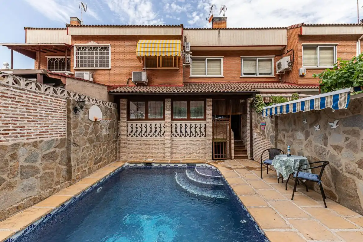 Piscina de Casa adosada en venda en Alcalá de Henares amb Aire condicionat, Calefacció i Jardí privat