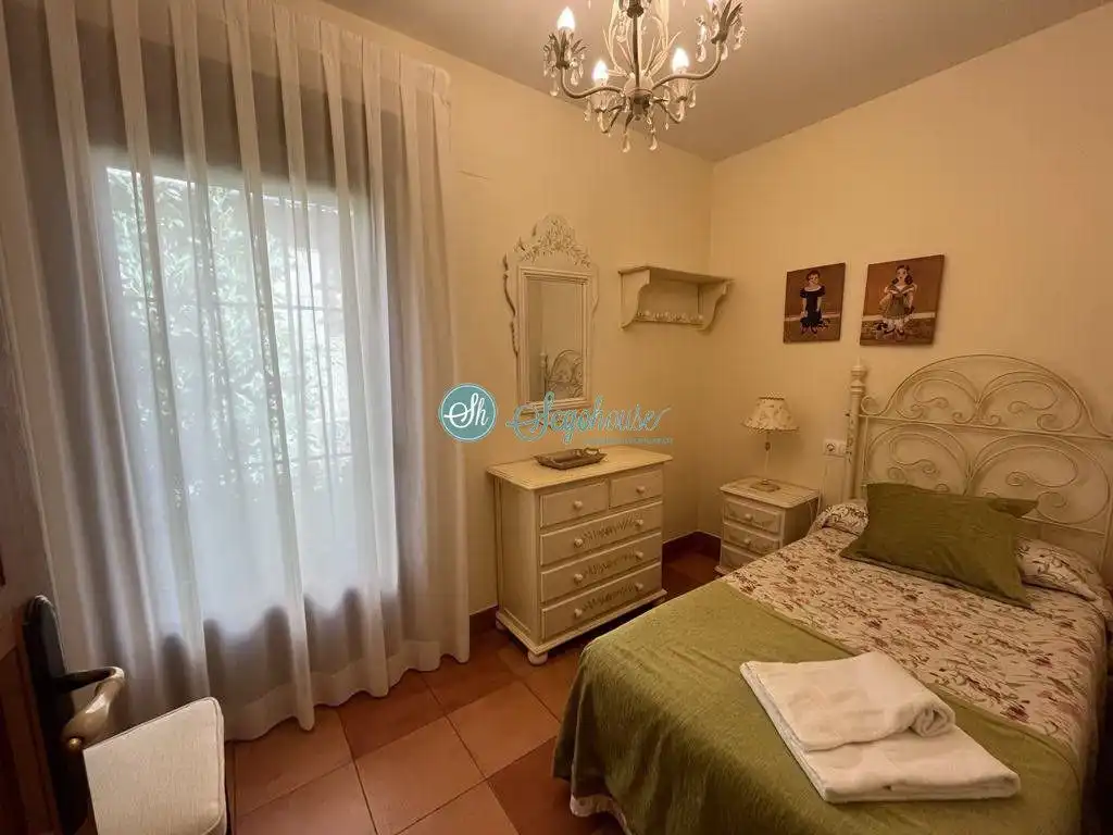 Dormitori de Casa o xalet de lloguer en Palazuelos de Eresma amb Calefacció, Terrassa i Moblat