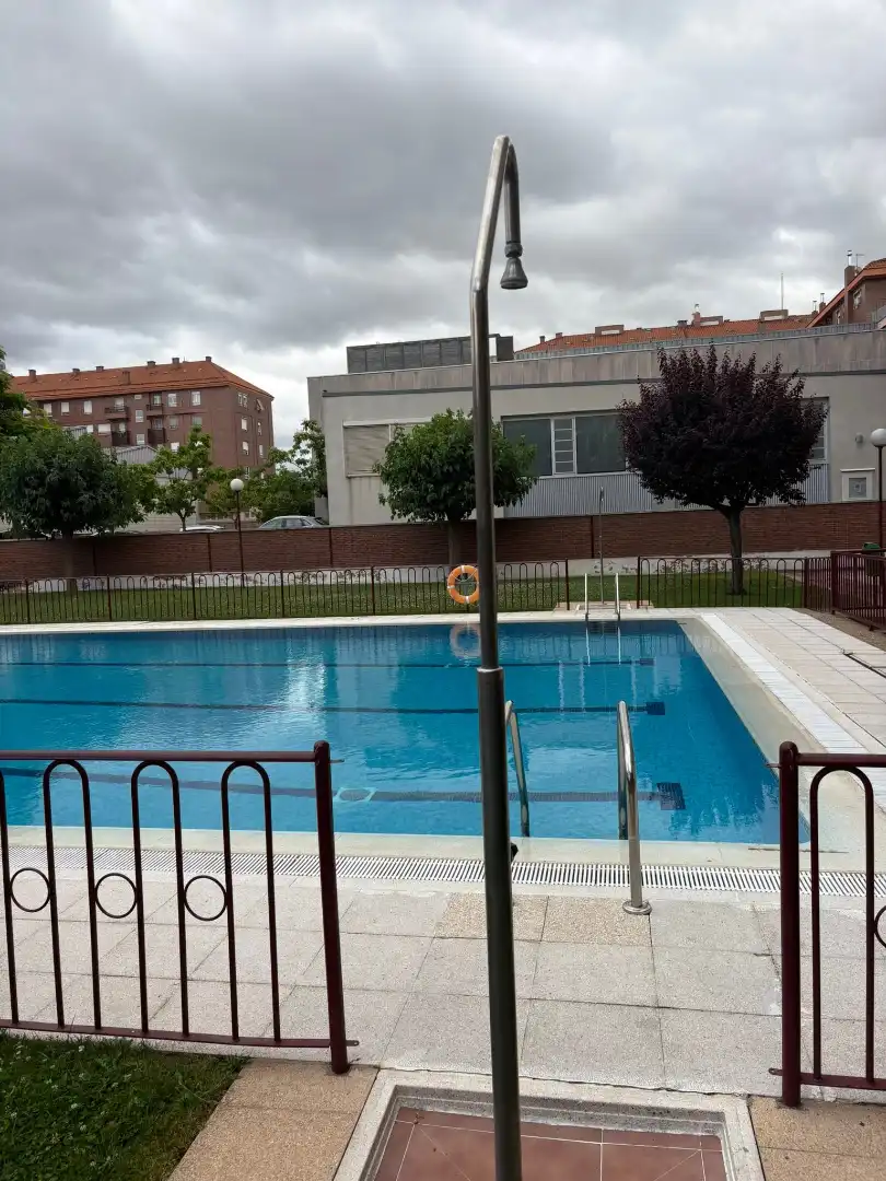Piscina de Local en venda en  Logroño amb Moblat