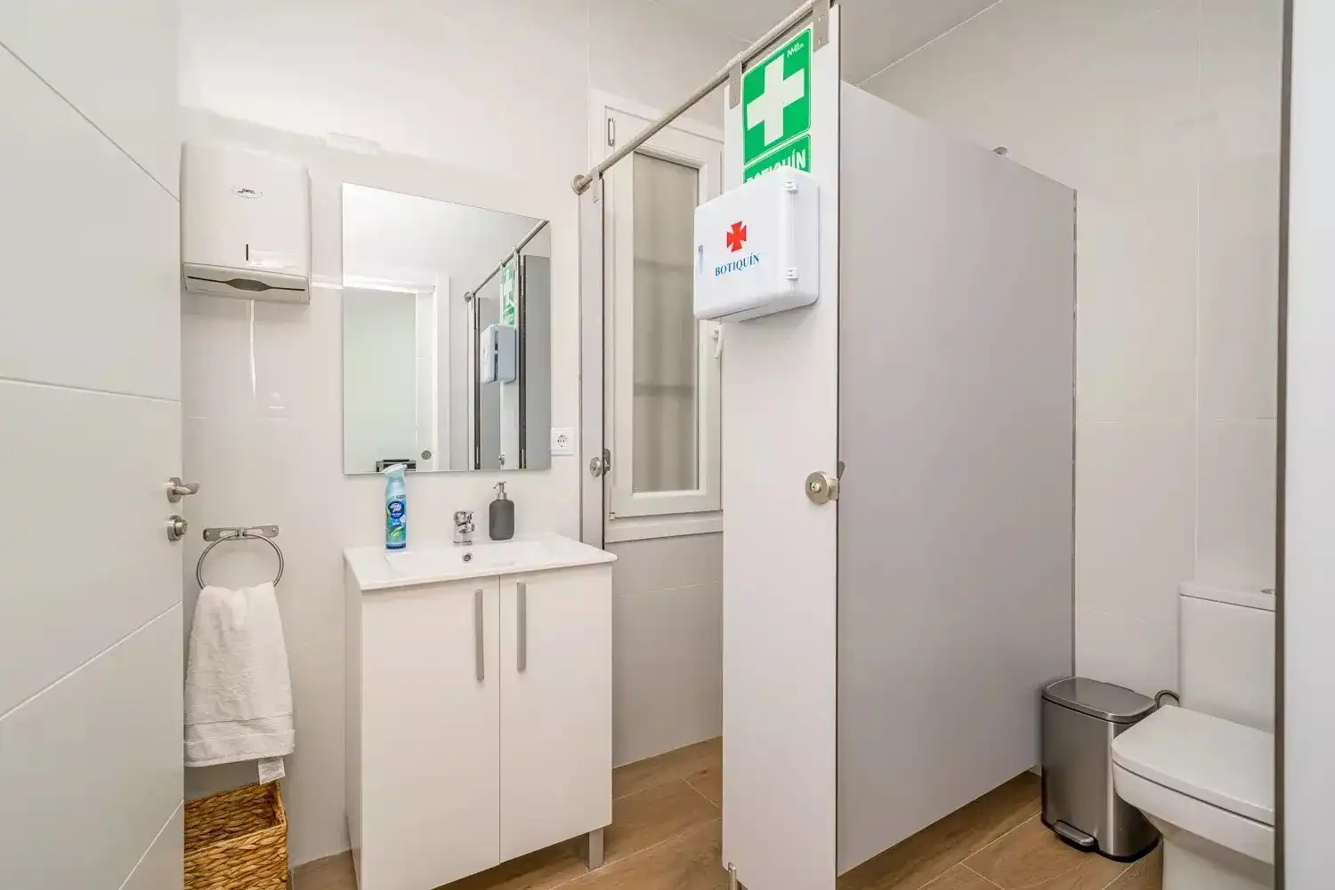 Badezimmer von Geschaftsraum zur Miete in Madrid mit Klimaanlage