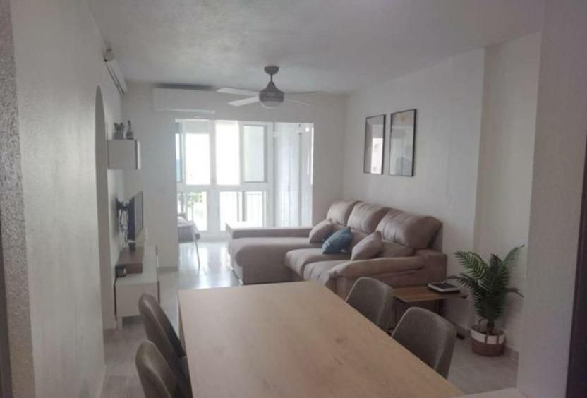 Sala d'estar de Pis de lloguer en Cáceres Capital amb Aire condicionat, Jardí privat i Terrassa