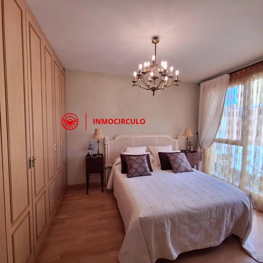 Dormitori de Casa adosada en venda en Burgos amb Jardí privat, Terrassa i Traster