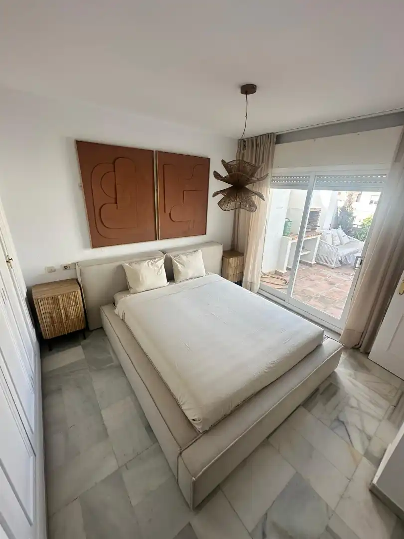 Dormitori de Casa adosada en venda en Marbella amb Aire condicionat, Terrassa i Moblat