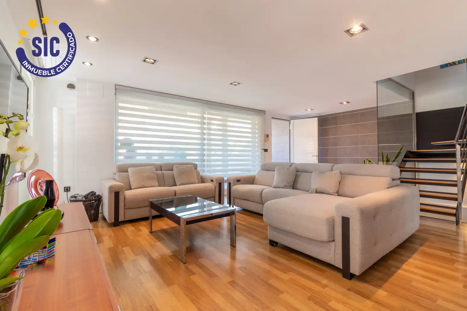 Sala d'estar de Casa adosada en venda en Sagunto / Sagunt amb Aire condicionat, Jardí privat i Parquet