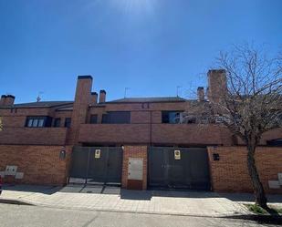 Vista exterior de Casa adosada en venda en Meco amb Terrassa