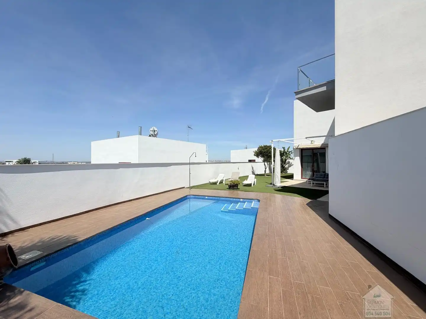 Piscina de Casa o chalet de alquiler en Montequinto con Aire acondicionado, Parquet y Terraza