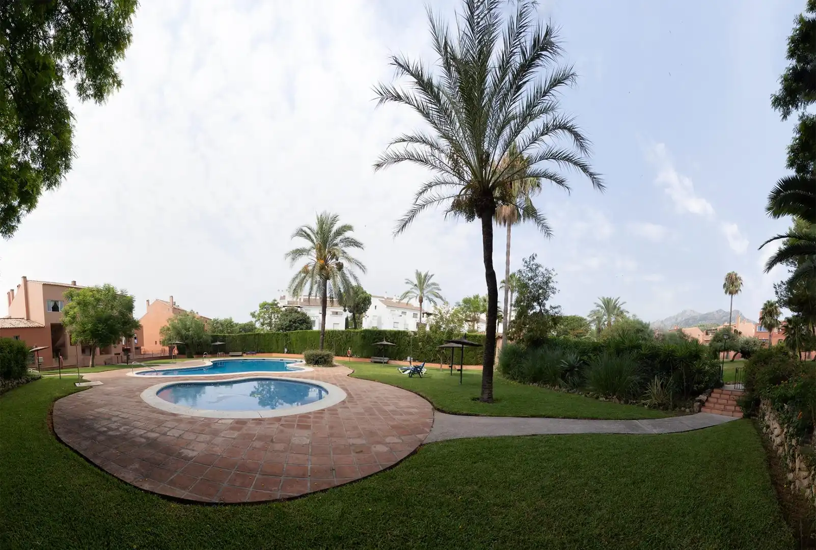 Piscina de Casa adosada en venda en Marbella amb Aire condicionat, Terrassa i Moblat