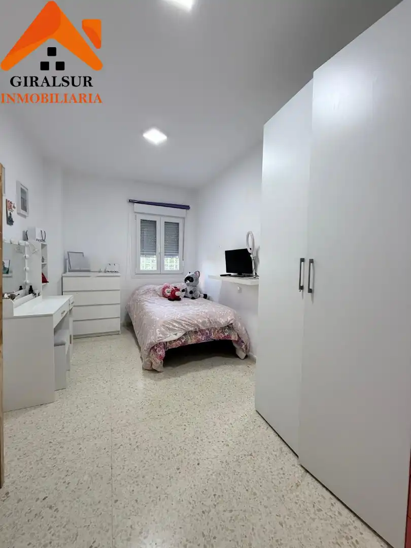 Bedroom of Flat for sale in Sevilla  with Air Conditioner, Terrace and Storage room