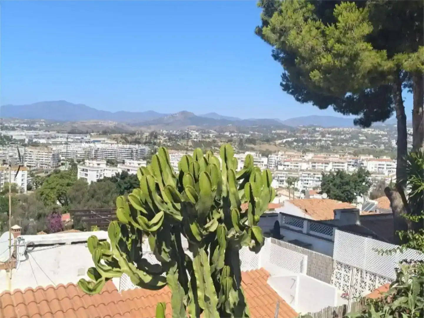 Vista exterior de Casa o xalet en venda en Marbella amb Aire condicionat