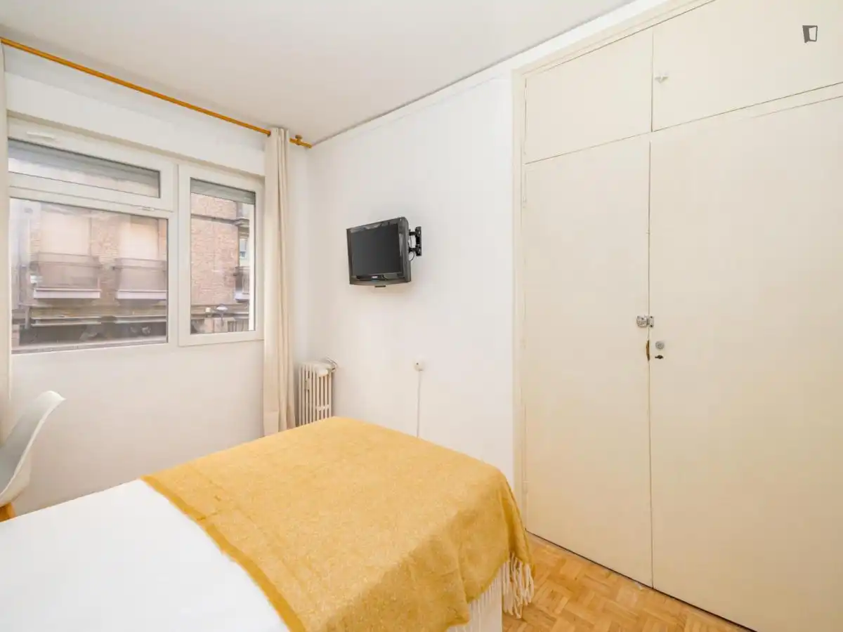Habitación de Apartamento para compartir en Madrid con Aire acondicionado, Calefacción y Amueblado