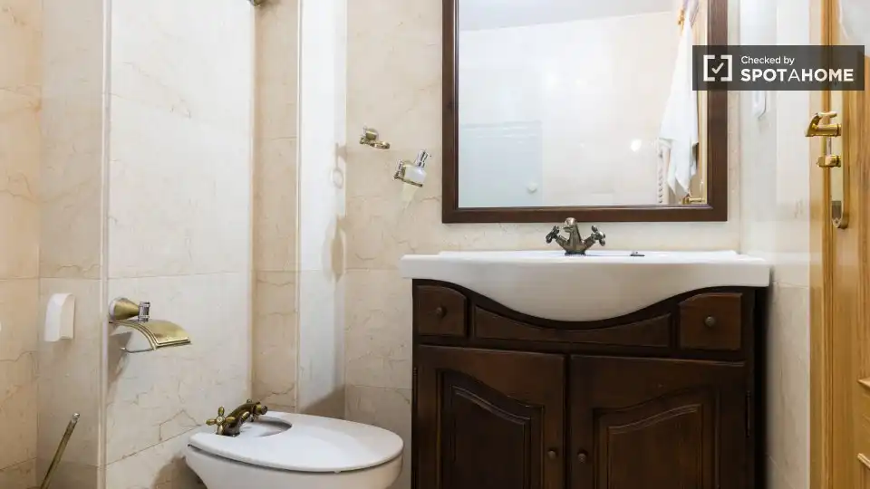 Baño de Piso para compartir en Madrid con Aire acondicionado, Calefacción y Amueblado