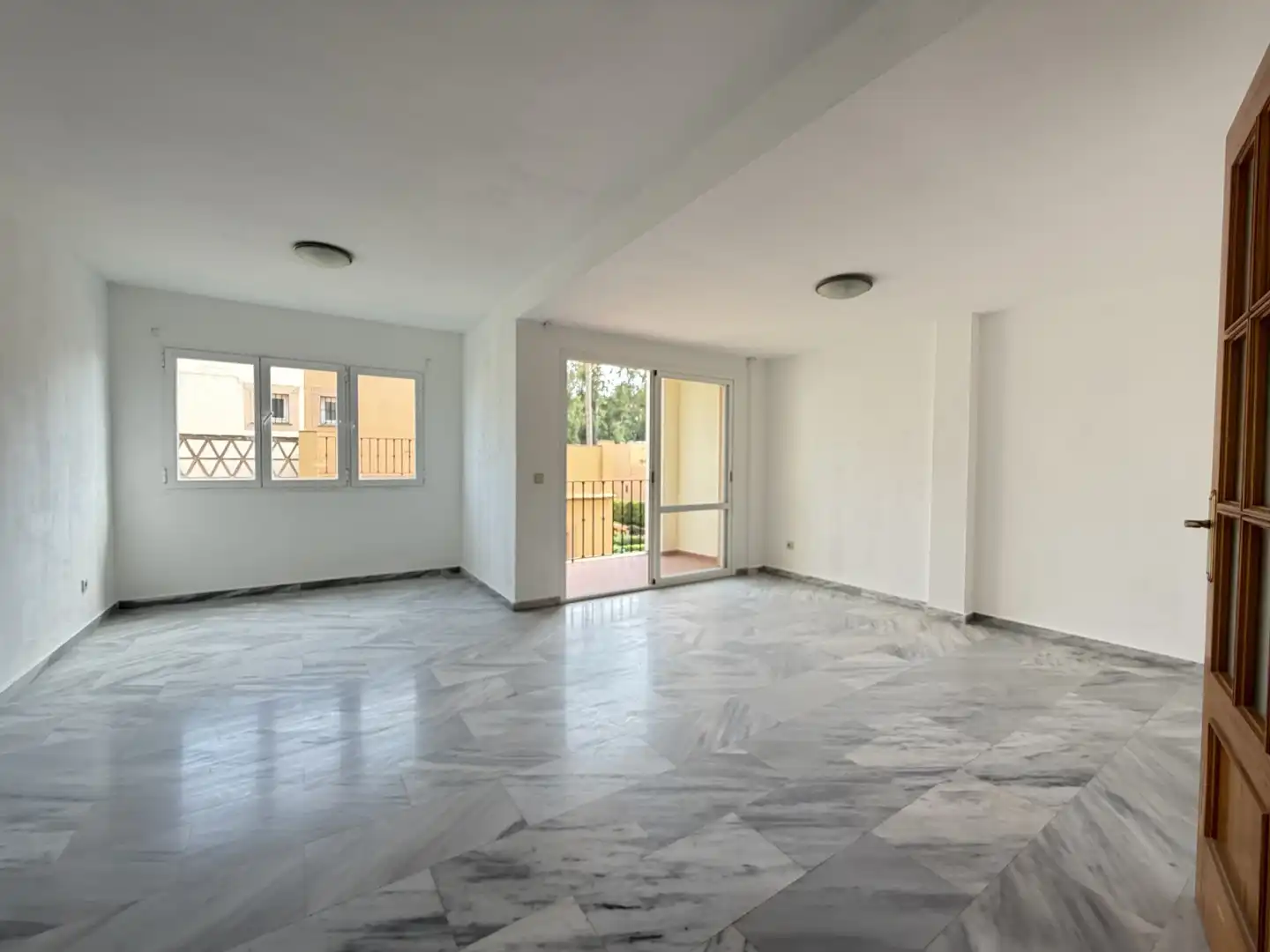 Sala de estar de Dúplex en venta en Estepona con Terraza, Piscina y Piscina comunitaria
