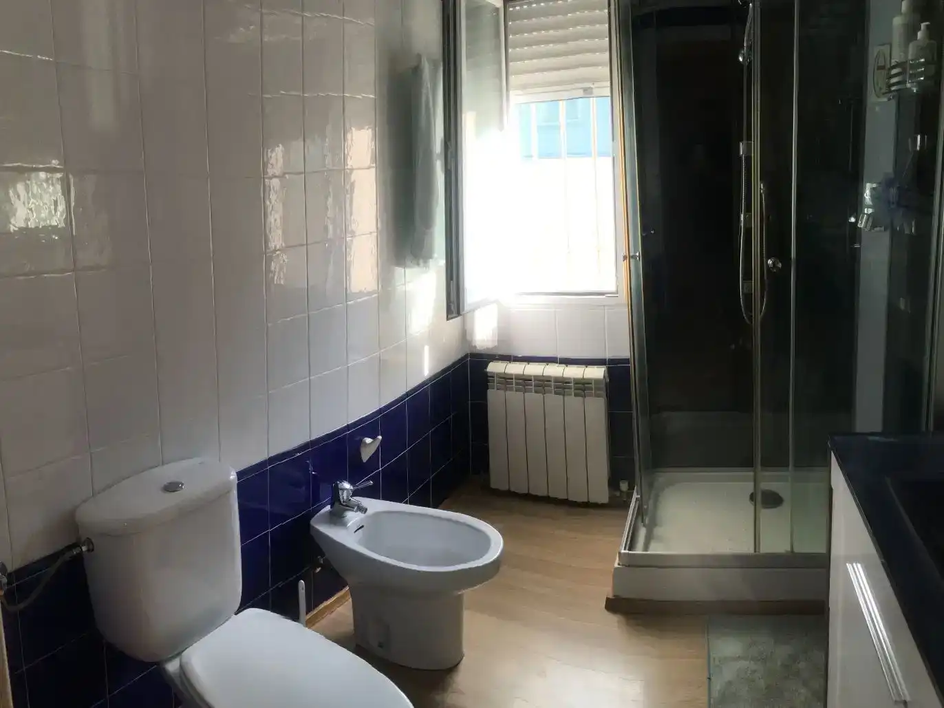 Badezimmer von Wohnung zum Verkauf in Cobisa mit Klimaanlage, Privatgarten und Parkett