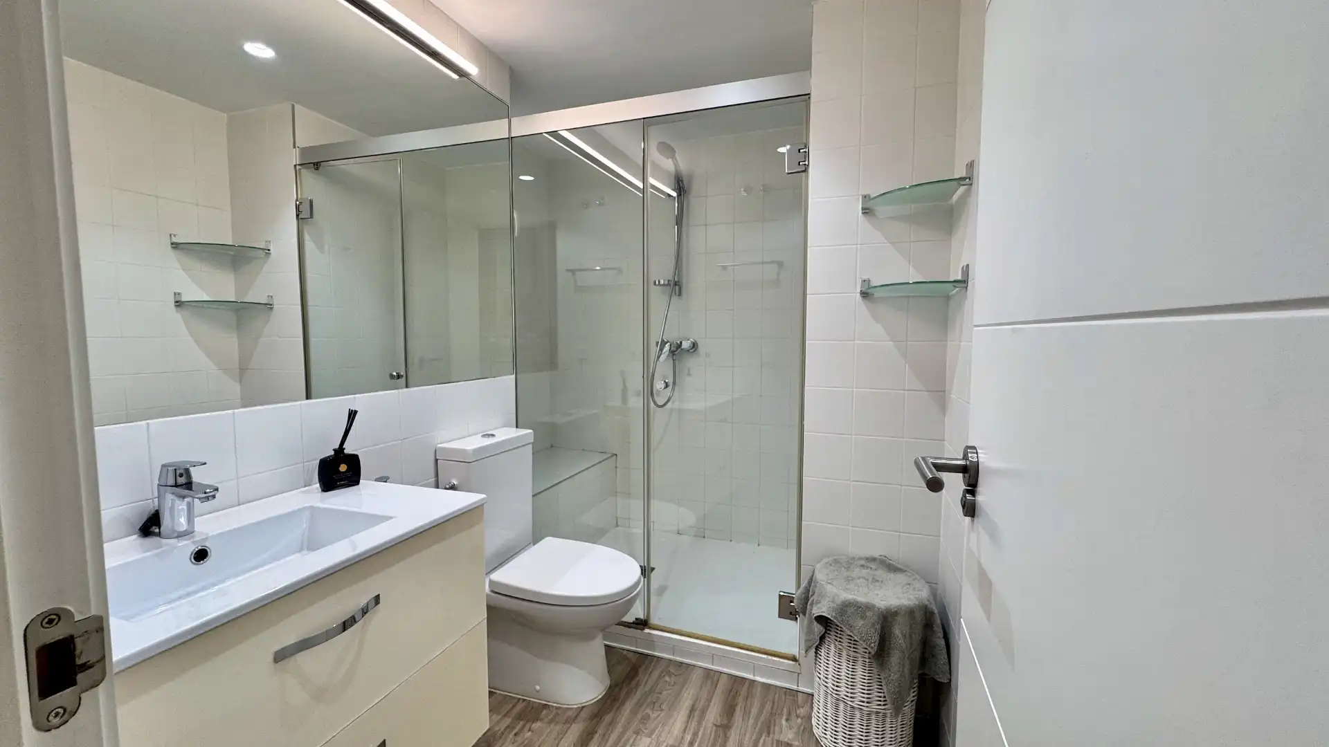 Bathroom of Apartments for sale in Valencia  with Air Conditioner, Heating and Parquet flooring
