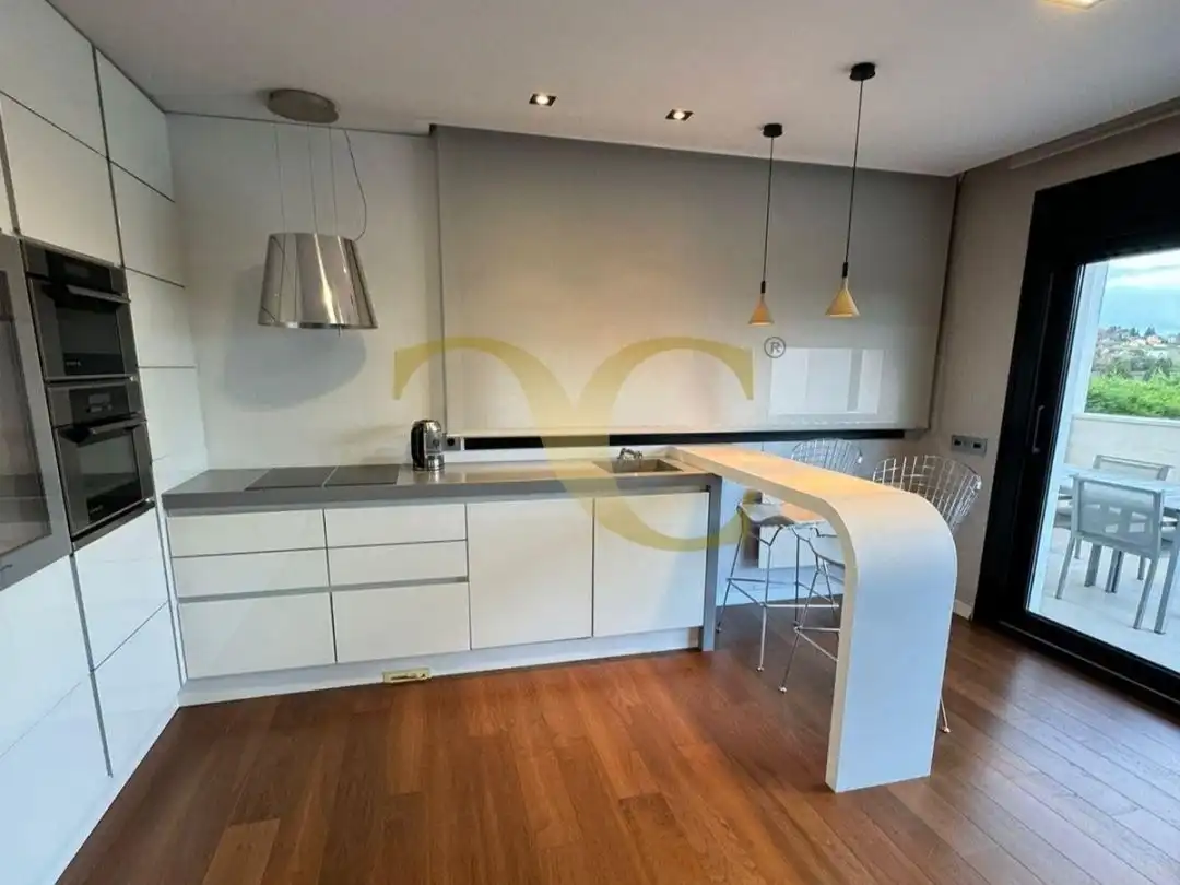 Cuina de Casa o xalet en venda en Oviedo  amb Calefacció, Jardí privat i Terrassa