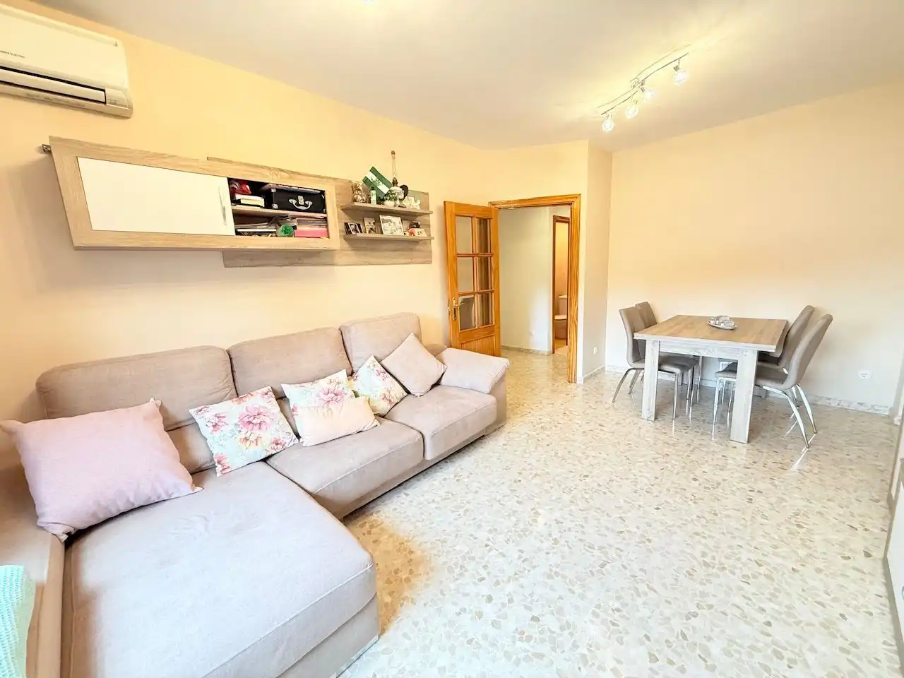 Sala de estar de Casa adosada en venta en Vélez-Málaga con Aire acondicionado y Calefacción