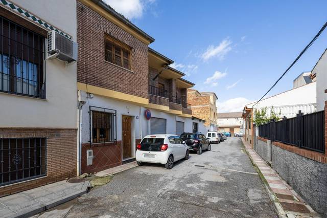 Casa adosada en Venta en La Zubia Ciudad