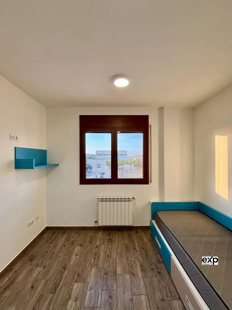 Dormitori de Casa o xalet en venda en Deltebre amb Calefacció, Terrassa i Balcó