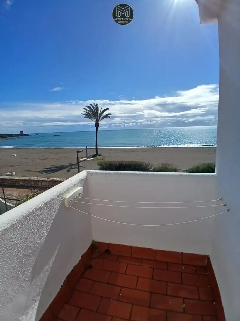 Vista exterior de Casa adosada de alquiler en Casares