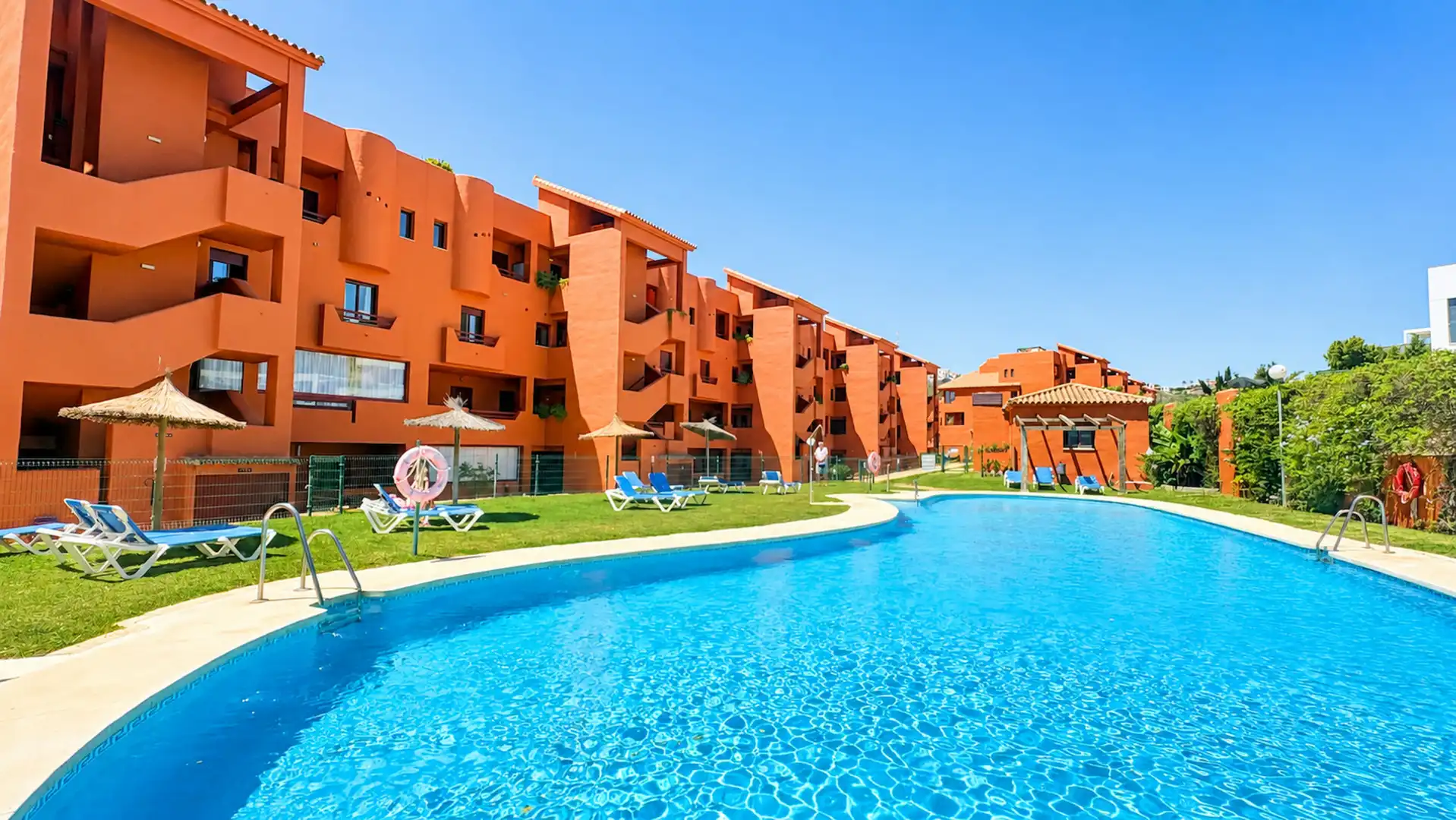 Vista exterior de Apartament en venda en Manilva amb Aire condicionat, Terrassa i Traster