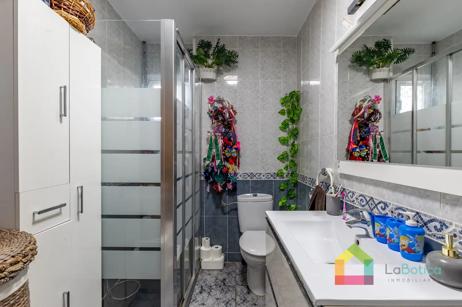 Baño de Piso en venta en Olías del Rey con Aire acondicionado, Calefacción y Piscina comunitaria