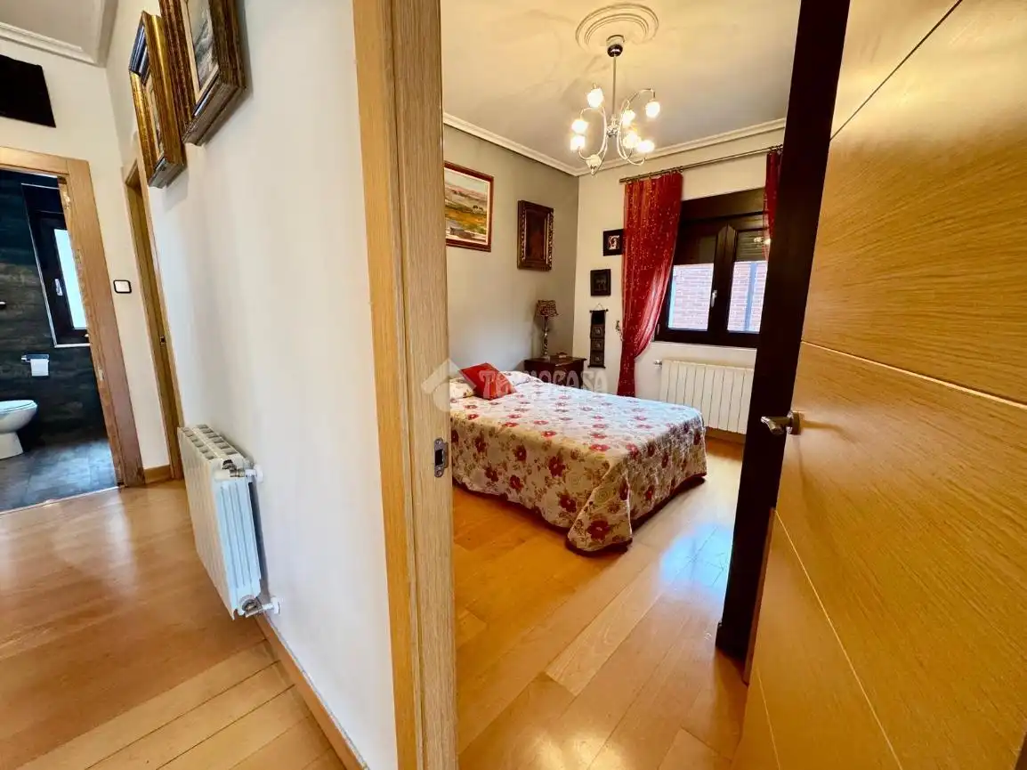Dormitori de Casa o xalet en venda en El Astillero   amb Calefacció, Parquet i Terrassa