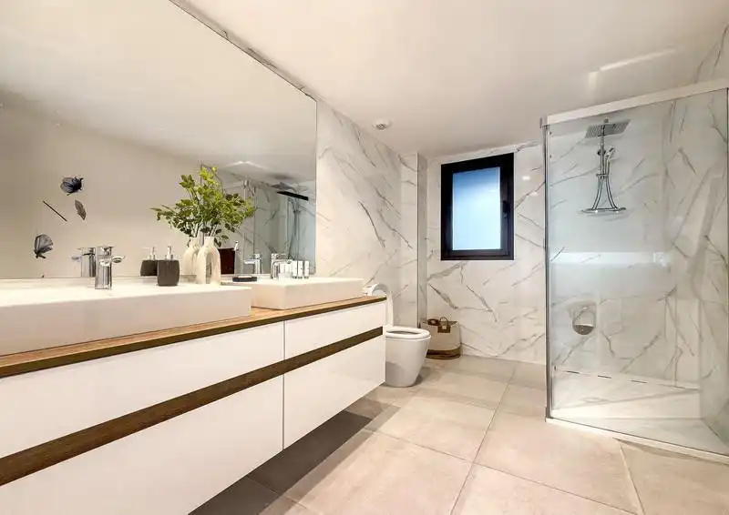 Baño de Planta baja de alquiler en Estepona con Aire acondicionado, Calefacción y Terraza
