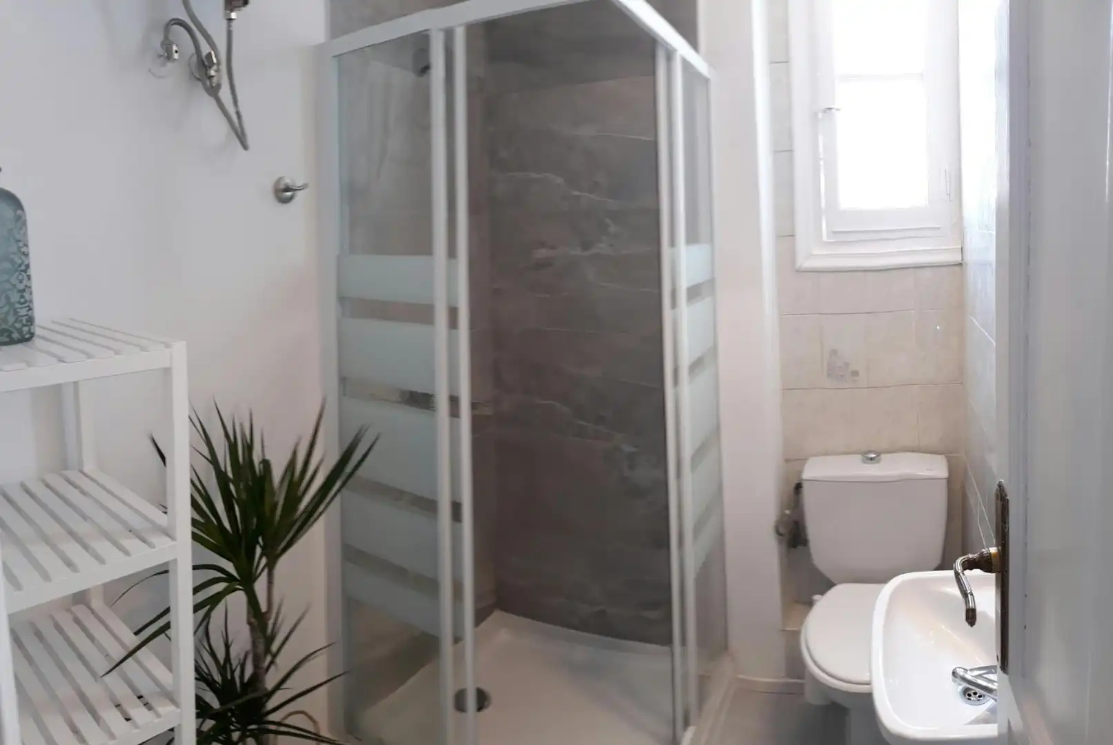 Bathroom of Flat for share in Madrid  with Washing machine