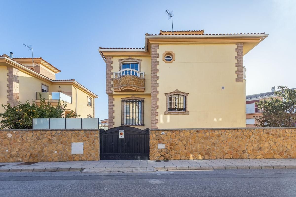 Exterior view of House or chalet for sale in Vegas del Genil  with Air Conditioner, Heating and Private garden