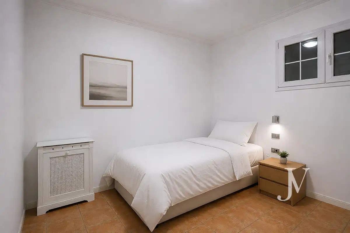 Habitación de Casa adosada en venta en Madrid con Aire acondicionado, Calefacción y Jardín privado
