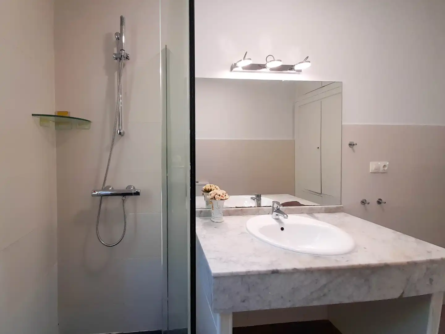 Bathroom of Detached homes for rent in Madrid  with Heating, Private garden and Parquet flooring