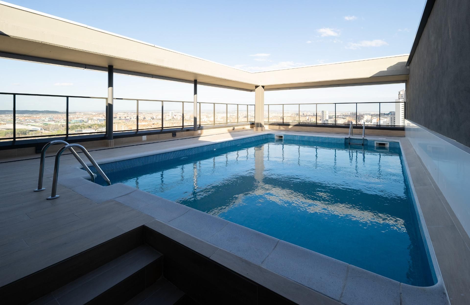 Piscina de Piso en venta en  Zaragoza Capital con Calefacción, Jardín privado y Terraza