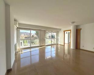 Living room of Flat to rent in Girona Capital  with Air Conditioner, Heating and Balcony