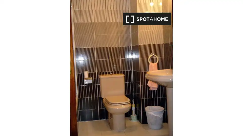 Baño de Piso de alquiler en Salamanca con Aire acondicionado, Calefacción y Amueblado