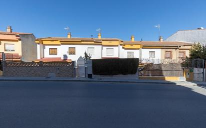 Vista exterior de Casa adosada en venda en Iznalloz amb Calefacció, Parquet i Terrassa