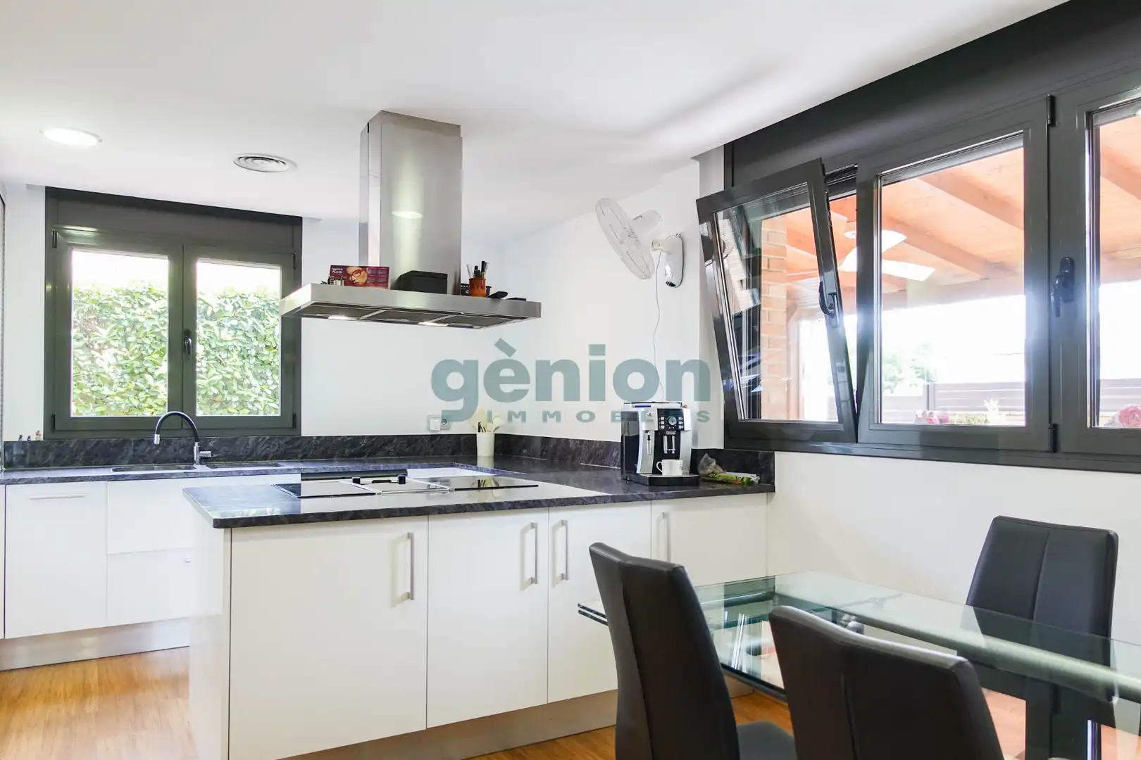 Cuina de Casa o xalet en venda en Girona amb Aire condicionat, Calefacció i Jardí privat